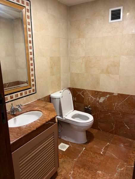 University Park, University Walk, 5 Bedrooms, 2,800 sqft, Semi-Detached House For Rent, by Kah Poh Tay, 500179274 - Powder room - PropertyGuru.com.sg
