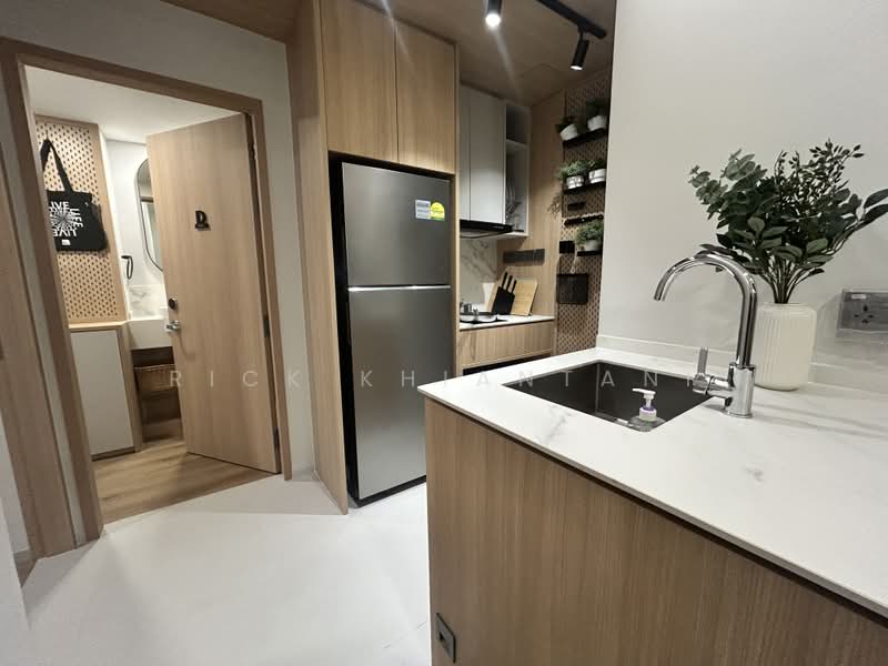LUXURIOUS RV STUDIO, , 1 Bedroom, 240 sqft, Condominium For Rent, by Rick Khiantani, 500179305 - Kitchen - PropertyGuru.com.sg