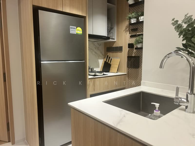 LUXURIOUS RV STUDIO, , 1 Bedroom, 240 sqft, Condominium For Rent, by Rick Khiantani, 500179305 - Kitchen - PropertyGuru.com.sg