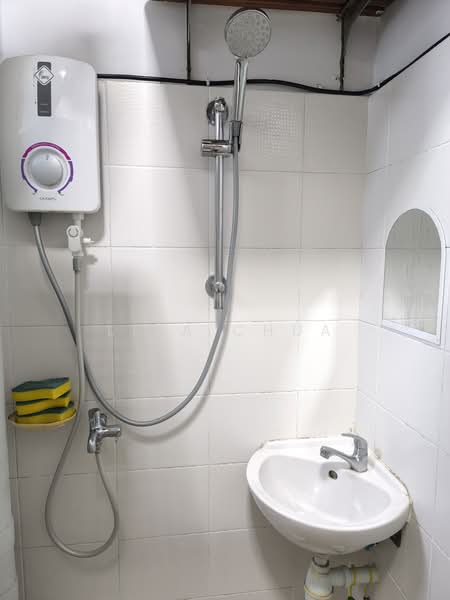 Kerrisdale, 32 Sturdee Road, Room Rental, 50 sqft, Condominium For Rent, by Lisa Chua, 500179327 - Bathroom - PropertyGuru.com.sg