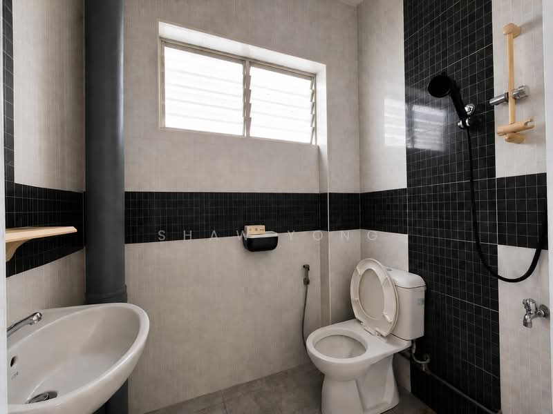 517 Jurong West Street 52, 517 Jurong West Street 52, 2 Bedrooms, 797 sqft, HDB Flat For Sale, by Shaw Yong, 500179332 - Bathroom - PropertyGuru.com.sg