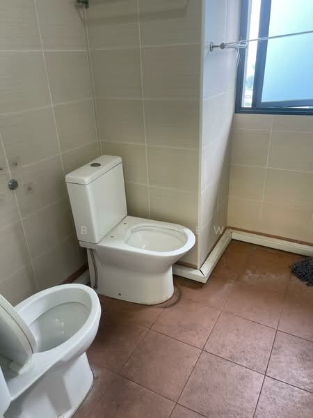 Tradehub 21, 18 Boon Lay Way, 1,722 sqft, Light Industrial (B1) For Rent, by Ben Chew, 500179338 - Bathroom - CommercialGuru.com.sg