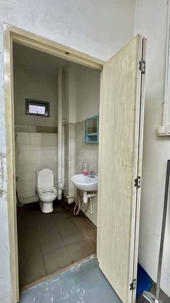 Pioneer Point, 5 Soon Lee Street, 958 sqft, Factory / Workshop (B2) For Rent, by Lynda Teo, 500179343 - Bathroom - CommercialGuru.com.sg
