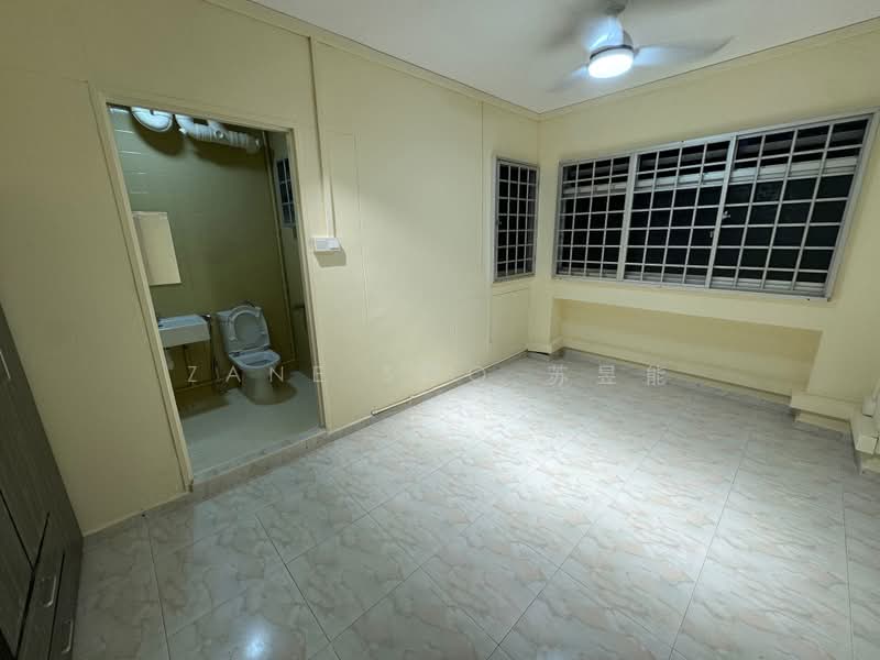 968 Hougang Avenue 9, 968 Hougang Avenue 9, 3 Bedrooms, 990 sqft, HDB Flat For Rent, by Zane Soo 苏昱能, 500179390 - Bathroom - PropertyGuru.com.sg