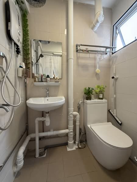 128 Ang Mo Kio Avenue 3, 128 Ang Mo Kio Avenue 3, 2 Bedrooms, 721 sqft, HDB Flat For Sale, by Chang Juliet, 500179391 - Master Bathroom - PropertyGuru.com.sg