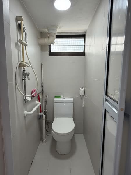 8 Empress Road, 8 Empress Road, 2 Bedrooms, 700 sqft, HDB Flat For Sale, by Lily Ho, 500179398 - Bathroom - PropertyGuru.com.sg