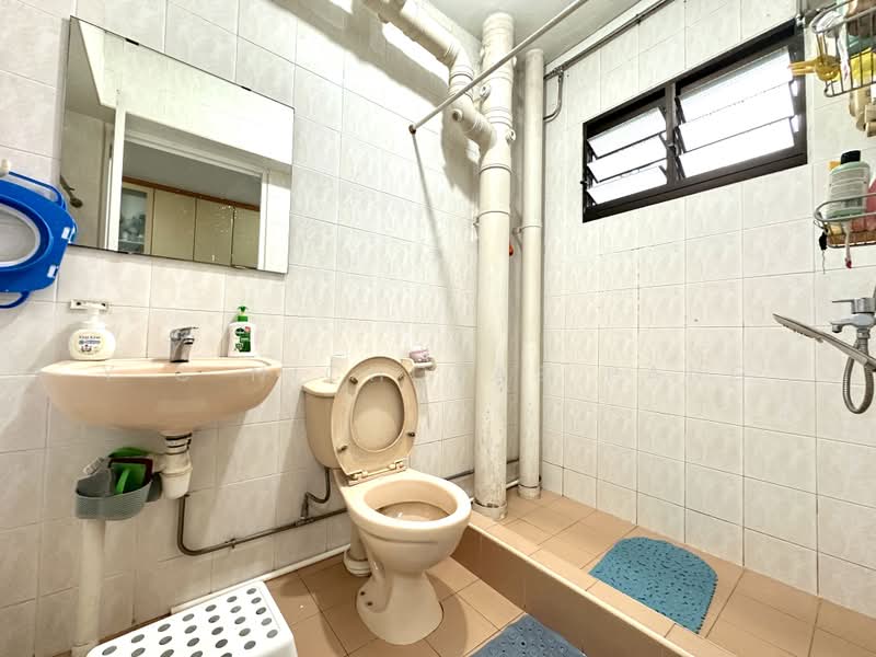 962 Hougang Avenue 9, 962 Hougang Avenue 9, 3 Bedrooms, 1,249 sqft, HDB Flat For Sale, by Y C Nicholas Pang, 500179408 - Bathroom - PropertyGuru.com.sg
