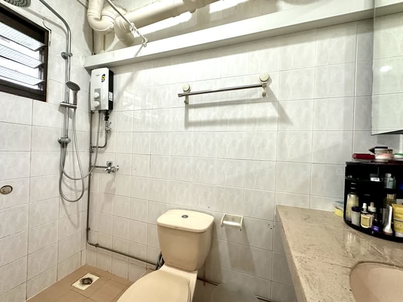 962 Hougang Avenue 9, 962 Hougang Avenue 9, 3 Bedrooms, 1,249 sqft, HDB Flat For Sale, by Y C Nicholas Pang, 500179408 - Bathroom - PropertyGuru.com.sg