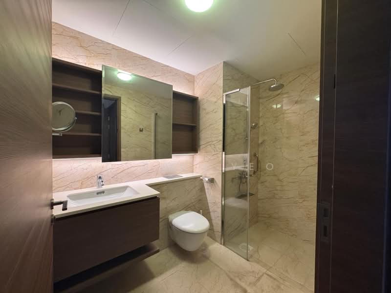 Queens Peak, 1 Dundee Road, 3 Bedrooms, 947 sqft, Condominium For Rent, by Osborn Yeo, 500179452 - Master Bath - PropertyGuru.com.sg