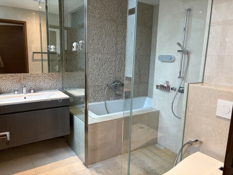 Seahill, West Coast Crescent, 4 Bedrooms, 3,649 sqft, Cluster House For Rent, by Rosalind Teow, 500179479 - Master Bathroom - PropertyGuru.com.sg