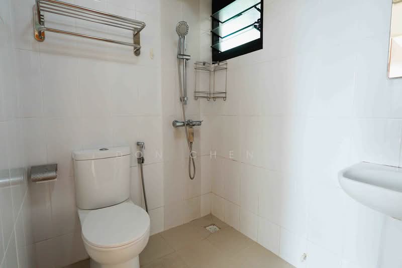 122A Punggol Edge, 122A Edgedale Plains, 2 Bedrooms, 732 sqft, HDB Flat For Sale, by Don Cheng, 500179491 - Common Bathroom - PropertyGuru.com.sg