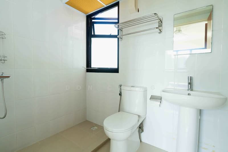 122A Punggol Edge, 122A Edgedale Plains, 2 Bedrooms, 732 sqft, HDB Flat For Sale, by Don Cheng, 500179491 - Master Bathroom - PropertyGuru.com.sg