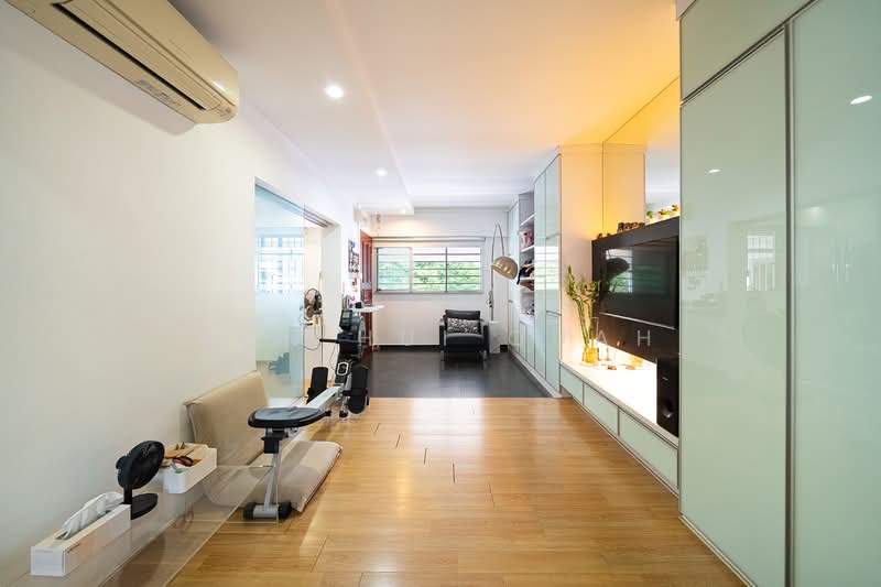 425 Jurong West Avenue 1, 425 Jurong West Avenue 1, 2 Bedrooms, 840 sqft, HDB Flat For Sale, by Jun Hui Quah, 500179494 - Living Room - PropertyGuru.com.sg