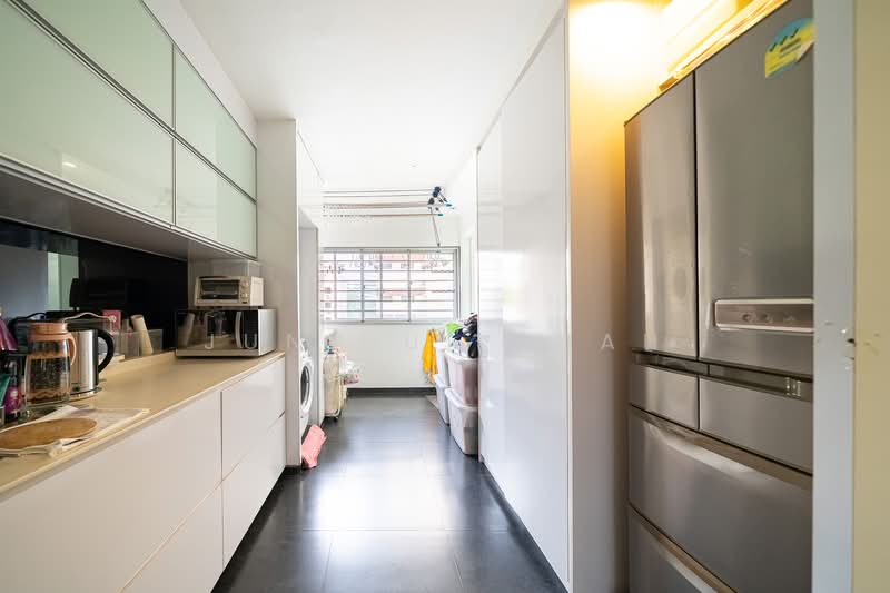 425 Jurong West Avenue 1, 425 Jurong West Avenue 1, 2 Bedrooms, 840 sqft, HDB Flat For Sale, by Jun Hui Quah, 500179494 - Kitchen - PropertyGuru.com.sg