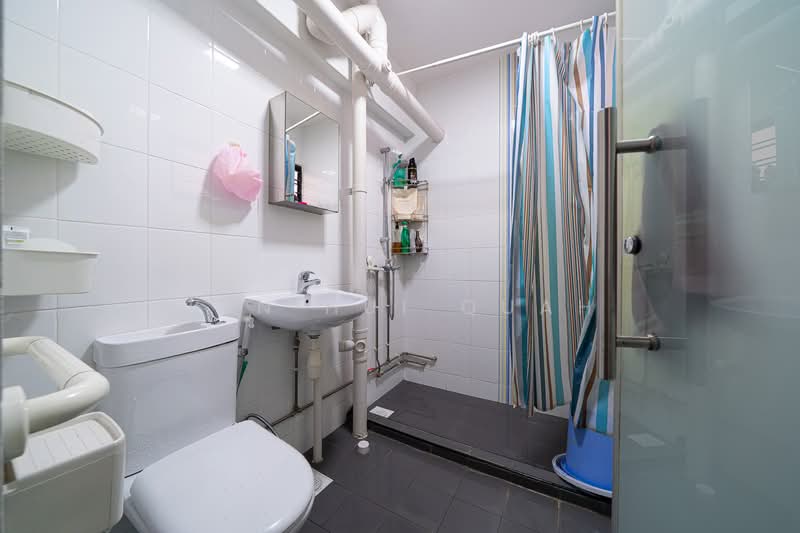 425 Jurong West Avenue 1, 425 Jurong West Avenue 1, 2 Bedrooms, 840 sqft, HDB Flat For Sale, by Jun Hui Quah, 500179494 - Bathroom - PropertyGuru.com.sg