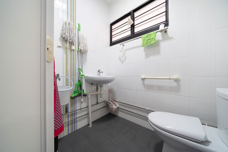 425 Jurong West Avenue 1, 425 Jurong West Avenue 1, 2 Bedrooms, 840 sqft, HDB Flat For Sale, by Jun Hui Quah, 500179494 - Bathroom - PropertyGuru.com.sg