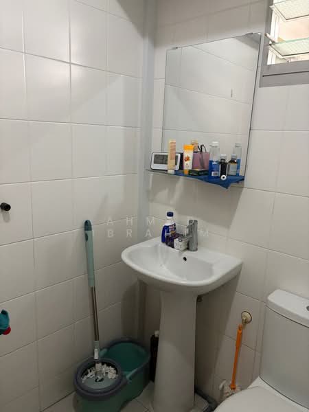 424D Yishun Avenue 11, 424D Yishun Avenue 11, 2 Bedrooms, 720 sqft, HDB Flat For Sale, by Ahmad Ibrahim, 500179498 - Bathroom - PropertyGuru.com.sg