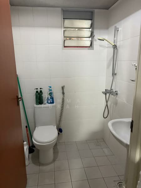 424D Yishun Avenue 11, 424D Yishun Avenue 11, 2 Bedrooms, 720 sqft, HDB Flat For Sale, by Ahmad Ibrahim, 500179498 - Bathroom - PropertyGuru.com.sg