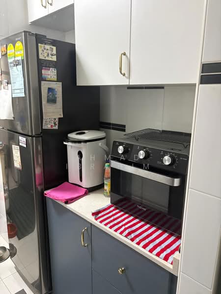 424D Yishun Avenue 11, 424D Yishun Avenue 11, 2 Bedrooms, 720 sqft, HDB Flat For Sale, by Ahmad Ibrahim, 500179498 - Kitchen - PropertyGuru.com.sg