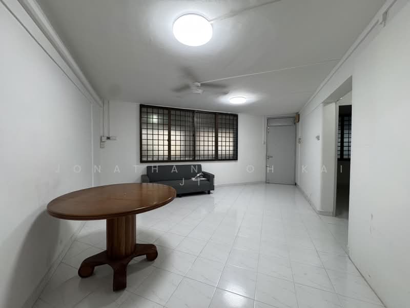 482 Tampines Street 43, 482 Tampines Street 43, 3 Bedrooms, 904 sqft, HDB Flat For Sale, by Jonathan Goh Kai Jie, 500179499 - Living Room - PropertyGuru.com.sg