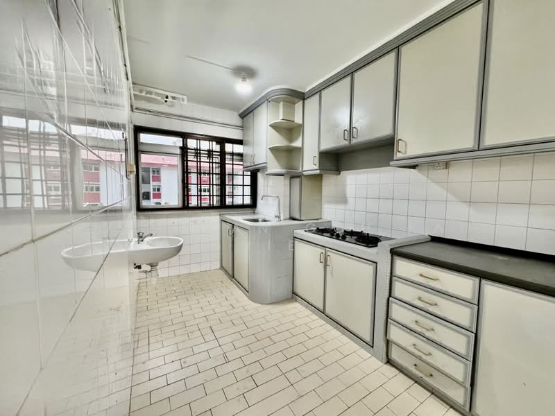 482 Tampines Street 43, 482 Tampines Street 43, 3 Bedrooms, 904 sqft, HDB Flat For Sale, by Jonathan Goh Kai Jie, 500179499 - Kitchen - PropertyGuru.com.sg