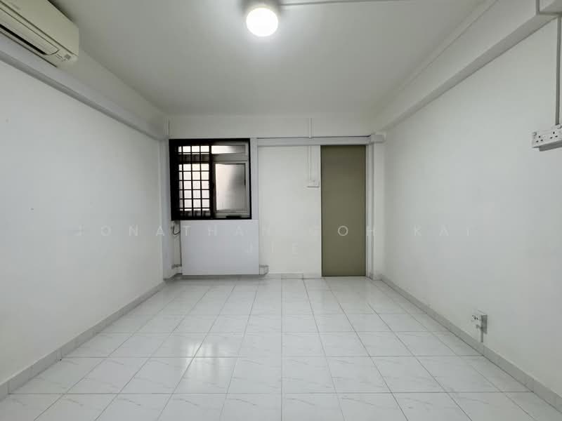 482 Tampines Street 43, 482 Tampines Street 43, 3 Bedrooms, 904 sqft, HDB Flat For Sale, by Jonathan Goh Kai Jie, 500179499 - Master Bedroom - PropertyGuru.com.sg