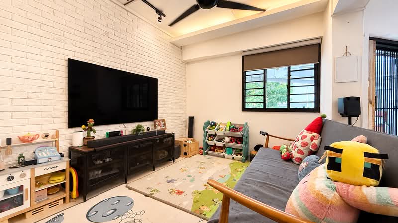 681C Jurong West Central 1, 681C Jurong West Central 1, 3 Bedrooms, 1,001 sqft, HDB Flat For Sale, by Haziq Irwan, 500179517 - Living Room - PropertyGuru.com.sg