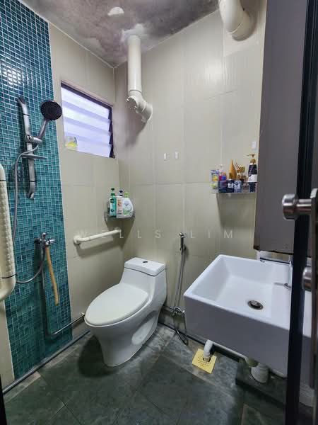 472 Ang Mo Kio Avenue 10, 472 Ang Mo Kio Avenue 10, 3 Bedrooms, 990 sqft, HDB Flat For Sale, by Wells Lim, 500179532 - Bathroom - PropertyGuru.com.sg