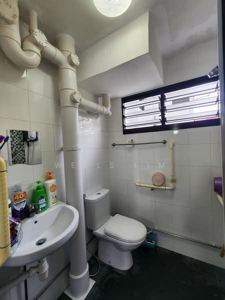 472 Ang Mo Kio Avenue 10, 472 Ang Mo Kio Avenue 10, 3 Bedrooms, 990 sqft, HDB Flat For Sale, by Wells Lim, 500179532 - Bathroom - PropertyGuru.com.sg