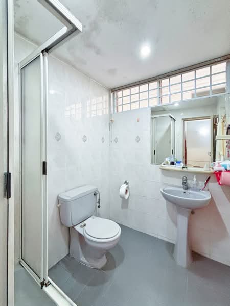 Lakepoint Condo, 2 Lakepoint Drive, 2 Bedrooms, 915 sqft, Condominium For Sale, by Michelle Koo, 500179535 - Bathroom - PropertyGuru.com.sg