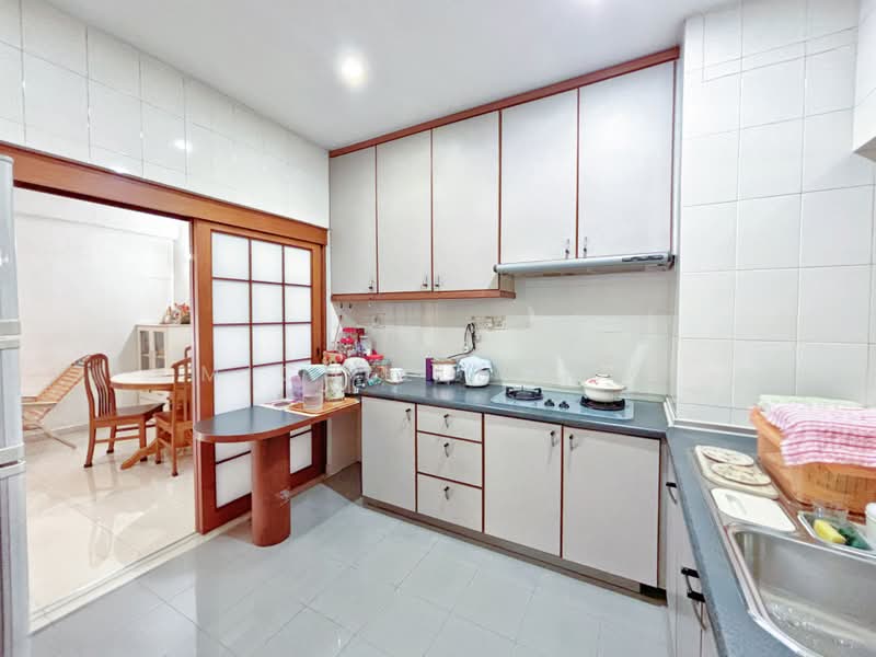 Lakepoint Condo, 2 Lakepoint Drive, 2 Bedrooms, 915 sqft, Condominium For Sale, by Michelle Koo, 500179535 - Kitchen - PropertyGuru.com.sg
