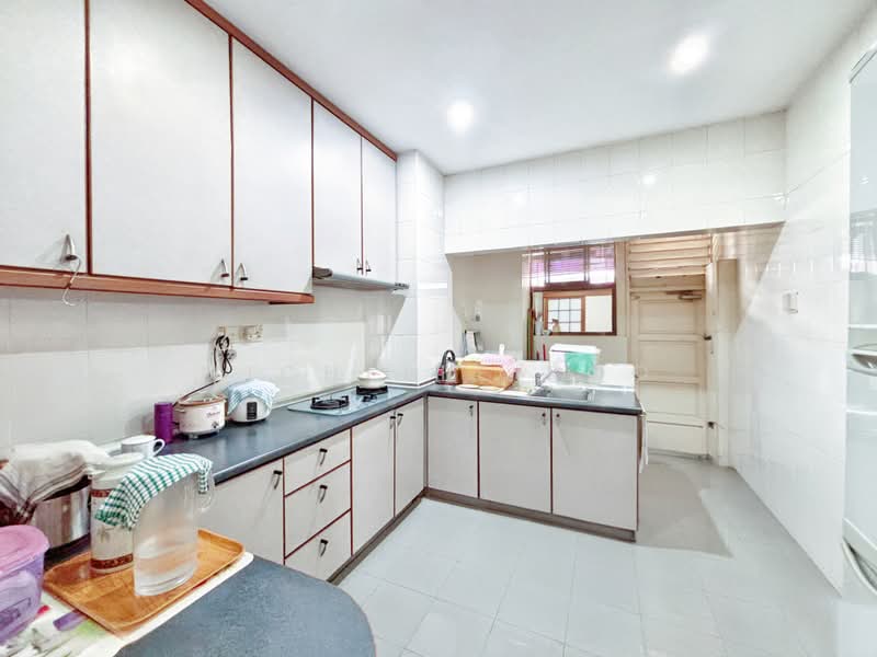 Lakepoint Condo, 2 Lakepoint Drive, 2 Bedrooms, 915 sqft, Condominium For Sale, by Michelle Koo, 500179535 - Kitchen - PropertyGuru.com.sg