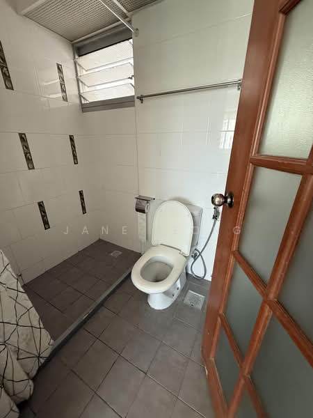 418 Clementi Avenue 1, 418 Clementi Avenue 1, 2 Bedrooms, 807 sqft, HDB Flat For Rent, by Jane Leong, 500179550 - Bathroom - PropertyGuru.com.sg
