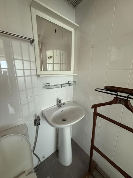 418 Clementi Avenue 1, 418 Clementi Avenue 1, 2 Bedrooms, 807 sqft, HDB Flat For Rent, by Jane Leong, 500179550 - Bathroom - PropertyGuru.com.sg