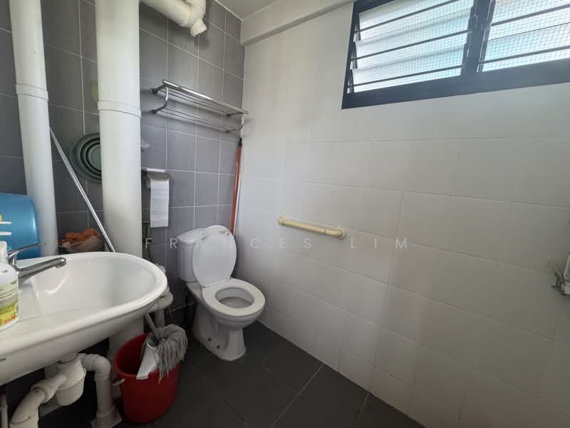 282 Tampines Street 22, 282 Tampines Street 22, 3 Bedrooms, 1,119 sqft, HDB Flat For Sale, by Frances Lim, 500179557 - Bathroom - PropertyGuru.com.sg