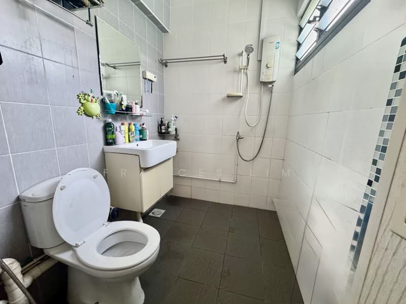 282 Tampines Street 22, 282 Tampines Street 22, 3 Bedrooms, 1,119 sqft, HDB Flat For Sale, by Frances Lim, 500179557 - Bathroom - PropertyGuru.com.sg