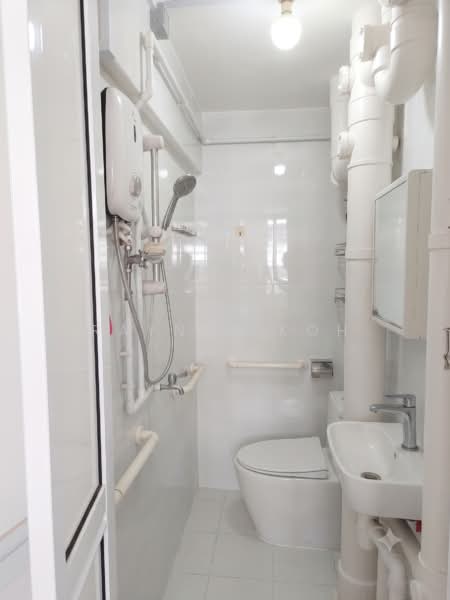 37 Circuit Road, 37 Circuit Road, 2 Bedrooms, 624 sqft, HDB Flat For Sale, by Rayner Koh, 500179572 - Bathroom - PropertyGuru.com.sg