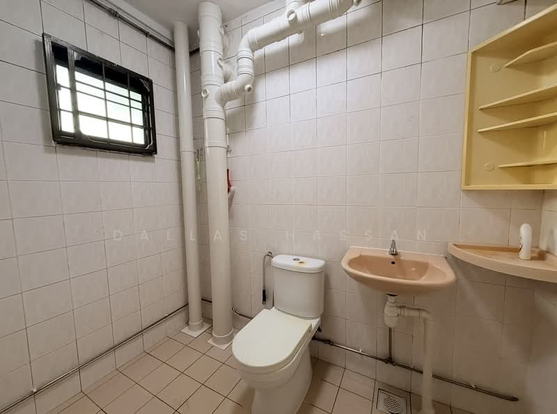 965 Hougang Avenue 9, 965 Hougang Avenue 9, 3 Bedrooms, 1,076 sqft, HDB Flat For Sale, by Dallas Hassan, 500179610 - Bathroom - PropertyGuru.com.sg
