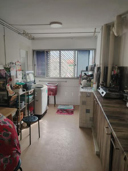 244 Jurong East Street 24, 244 Jurong East Street 24, 2 Bedrooms, 721 sqft, HDB Flat For Sale, by Zoe Tian, 500179614 - Kitchen - PropertyGuru.com.sg