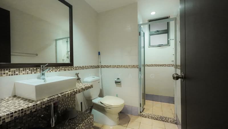 The Florida, 76 Hougang Avenue 7, 3 Bedrooms, 1,442 sqft, Condominium For Sale, by Gary Tang, 500179625 - Bathroom - PropertyGuru.com.sg