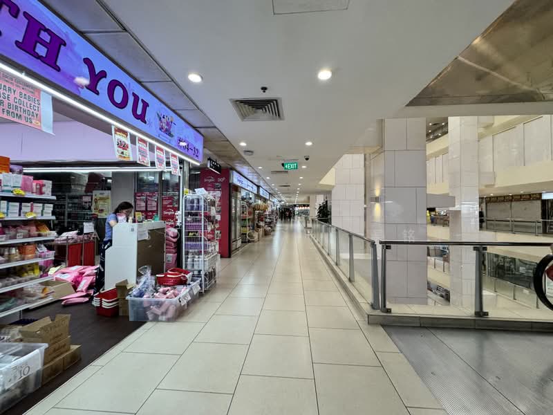 Lucky Plaza - Freehold - Level 2 Retail Shop, Orchard Road, 388 sqft, Mall Shop For Sale, by Anson Goh 吴铭华, 500179633 - Corridor - CommercialGuru.com.sg