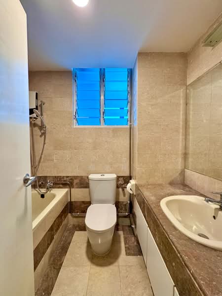 Tanjong Ria Condominium, 121 Tanjong Rhu Road, 2 Bedrooms, 808 sqft, Condominium For Sale, by Terence Tee (郑志翔), 500179643 - Master Bathroom - PropertyGuru.com.sg