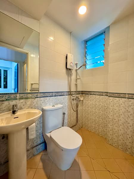 Tanjong Ria Condominium, 121 Tanjong Rhu Road, 2 Bedrooms, 808 sqft, Condominium For Sale, by Terence Tee (郑志翔), 500179643 - Common Bathroom - PropertyGuru.com.sg