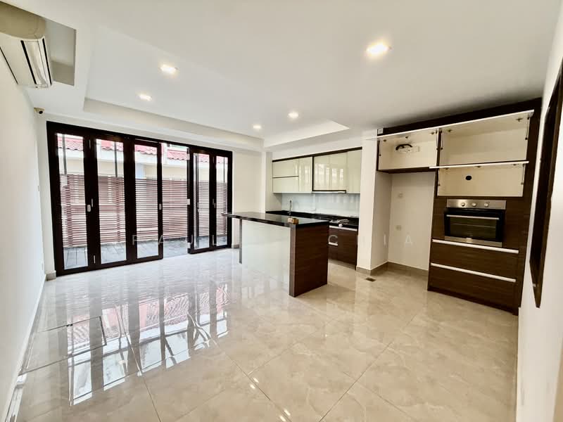 Serenade Gardens, , 4 Bedrooms, 3,430 sqft, Terraced House For Rent, by Pauline Chia, 500179646 - Kitchen - PropertyGuru.com.sg