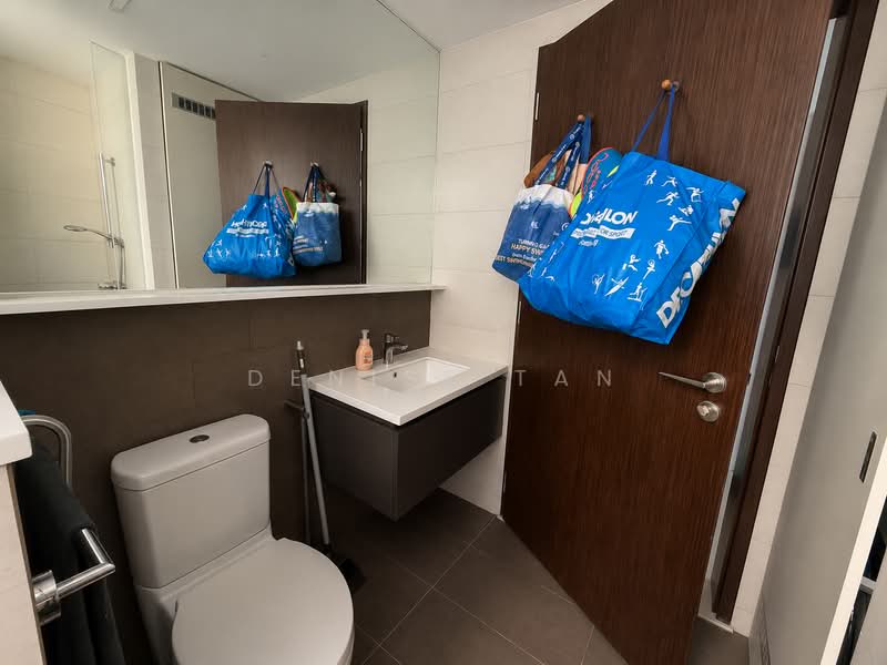 D'Nest, 129 Pasir Ris Grove, 2 Bedrooms, 753 sqft, Condominium For Sale, by Denise Tan, 500179647 - Bathroom - PropertyGuru.com.sg