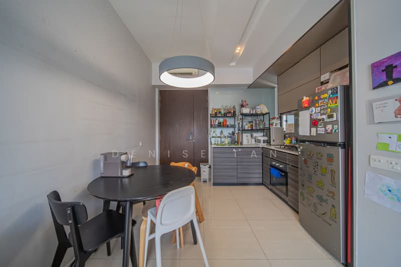D'Nest, 129 Pasir Ris Grove, 2 Bedrooms, 753 sqft, Condominium For Sale, by Denise Tan, 500179647 - Kitchen - PropertyGuru.com.sg