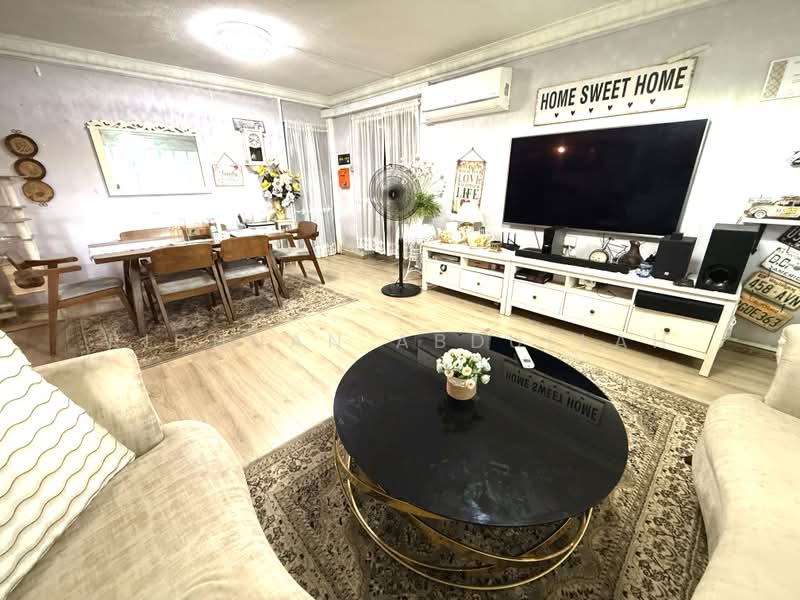 802 Woodlands Street 81, 802 Woodlands Street 81, 3 Bedrooms, 1,302 sqft, HDB Flat For Sale, by Ridhuan Abdullah, 500179650 - Living Room - PropertyGuru.com.sg