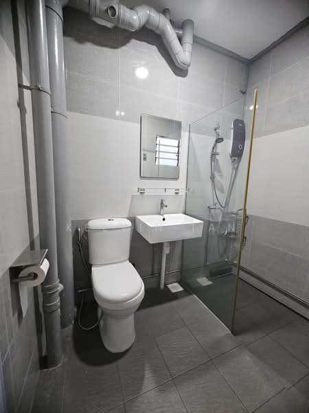 845 Tampines Street 83, 845 Tampines Street 83, 2 Bedrooms, 796 sqft, HDB Flat For Sale, by Kelvin Tan, 500179666 - Bathroom - PropertyGuru.com.sg