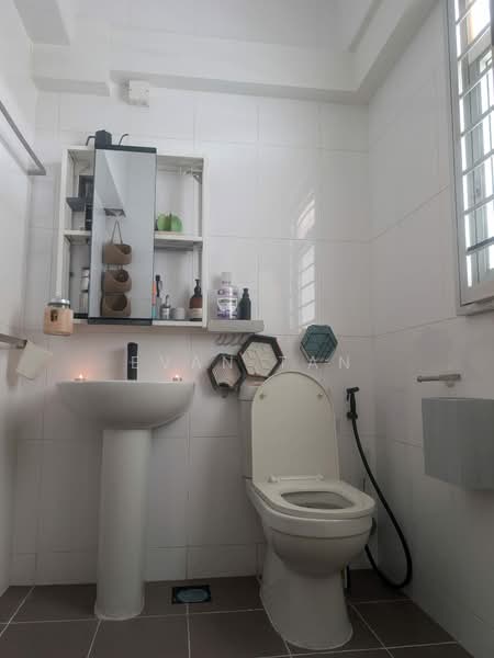 140A Corporation Drive, 140A Corporation Drive, 3 Bedrooms, 1,001 sqft, HDB Flat For Sale, by Evan Tan, 500179709 - Bathroom - PropertyGuru.com.sg
