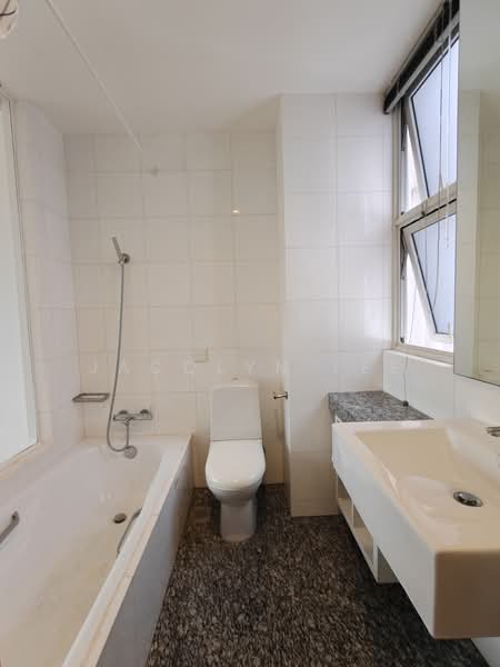 Visioncrest, 37 Oxley Rise, 2 Bedrooms, 915 sqft, Condominium For Rent, by Jacqlyn Lee, 500179732 - Bathroom - PropertyGuru.com.sg